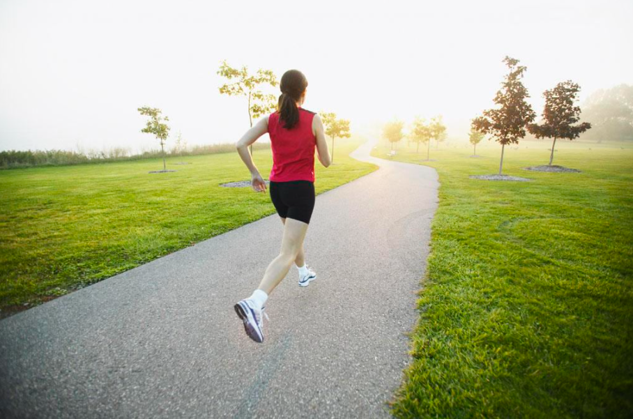 体育快乐跑步的感觉远比坐在家里想象跑步好。(图1)